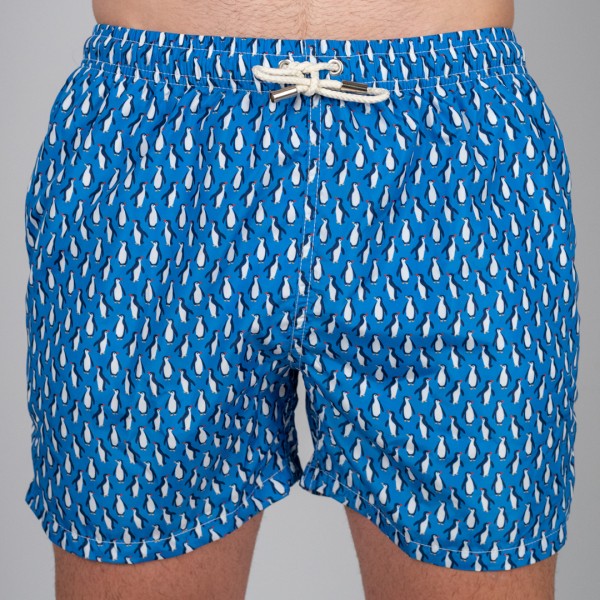 Bañador de hombre azul con pingüinos divertido para el verano.