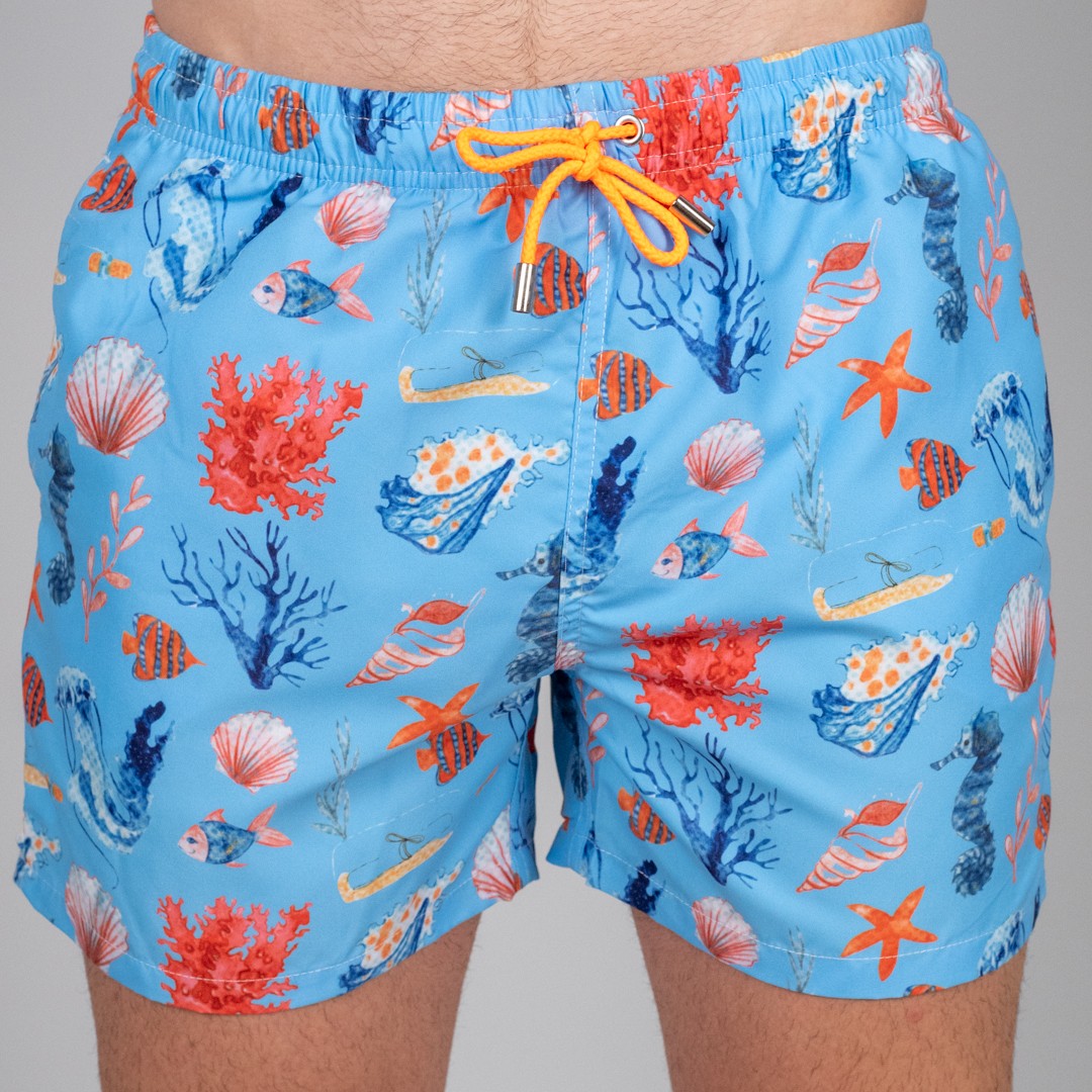 Bañador de hombre azul con estampado de dibujos marítimos.