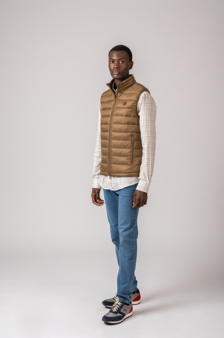 CHALECO DE HOMBRE MODELO LUGO CAMEL CHALECO DE HOMBRE MODELO LUGO CAMEL