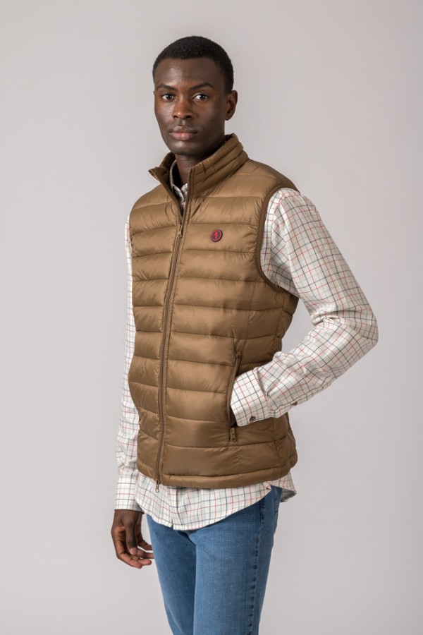 CHALECO DE HOMBRE MODELO LUGO CAMEL