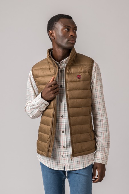 CHALECO DE HOMBRE MODELO LUGO CAMEL CHALECO DE HOMBRE MODELO LUGO CAMEL