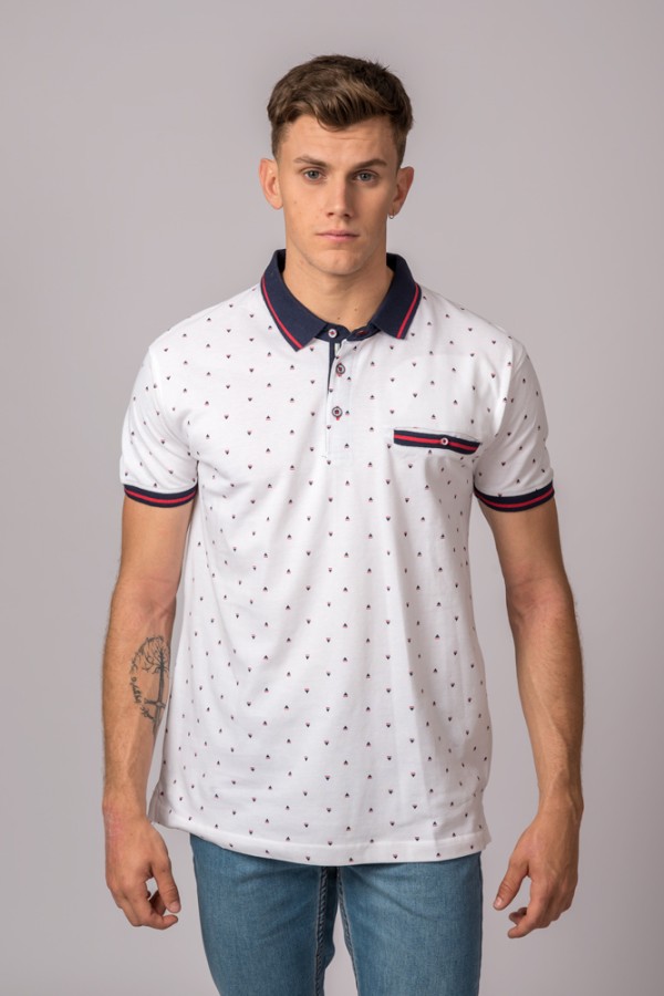 Polo de manga corta para hombre en color blanco y estampado de triángulo marino