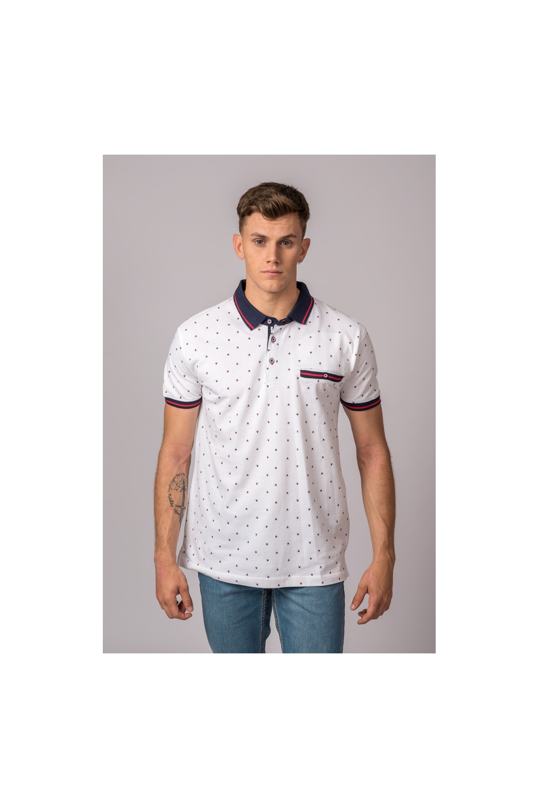 Polo de manga corta para hombre en color blanco y estampado de triángulo marino