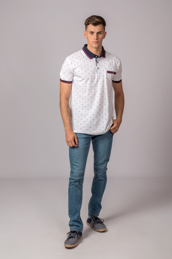 Polo de manga corta para hombre en color blanco y estampado de triángulo marino 2