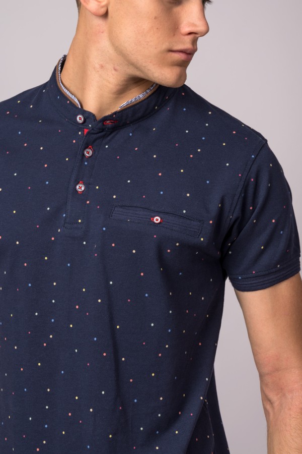 Polo de manga corta para hombre en color marino y estampado de puntos de colores. 2