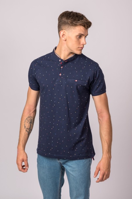Polo de manga corta para hombre en color marino y estampado de puntos de colores.