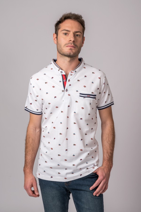 Polo de manga corta para hombre en color blanco con estampado de cometas