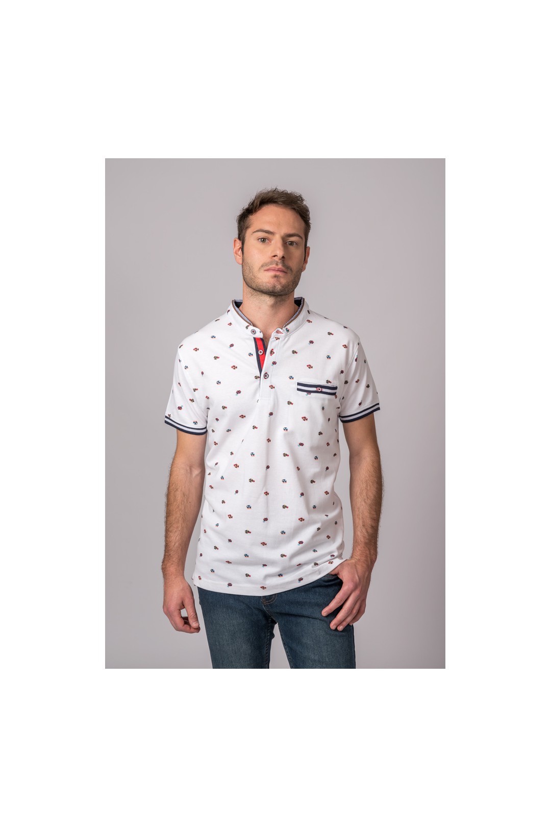 Polo de manga corta para hombre en color blanco con estampado de cometas