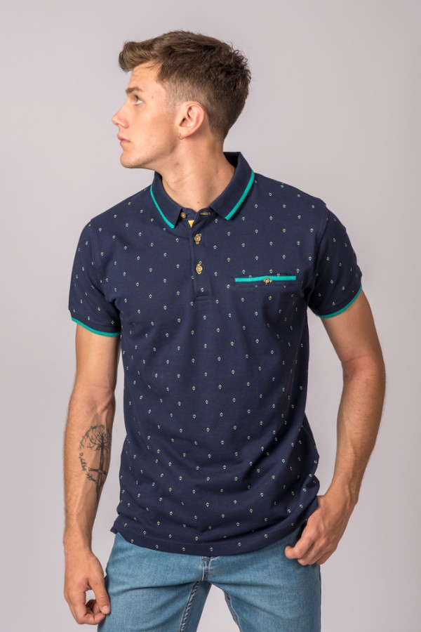 Polo de manga corta para hombre en color marino y estampado de flechas coloridas 2