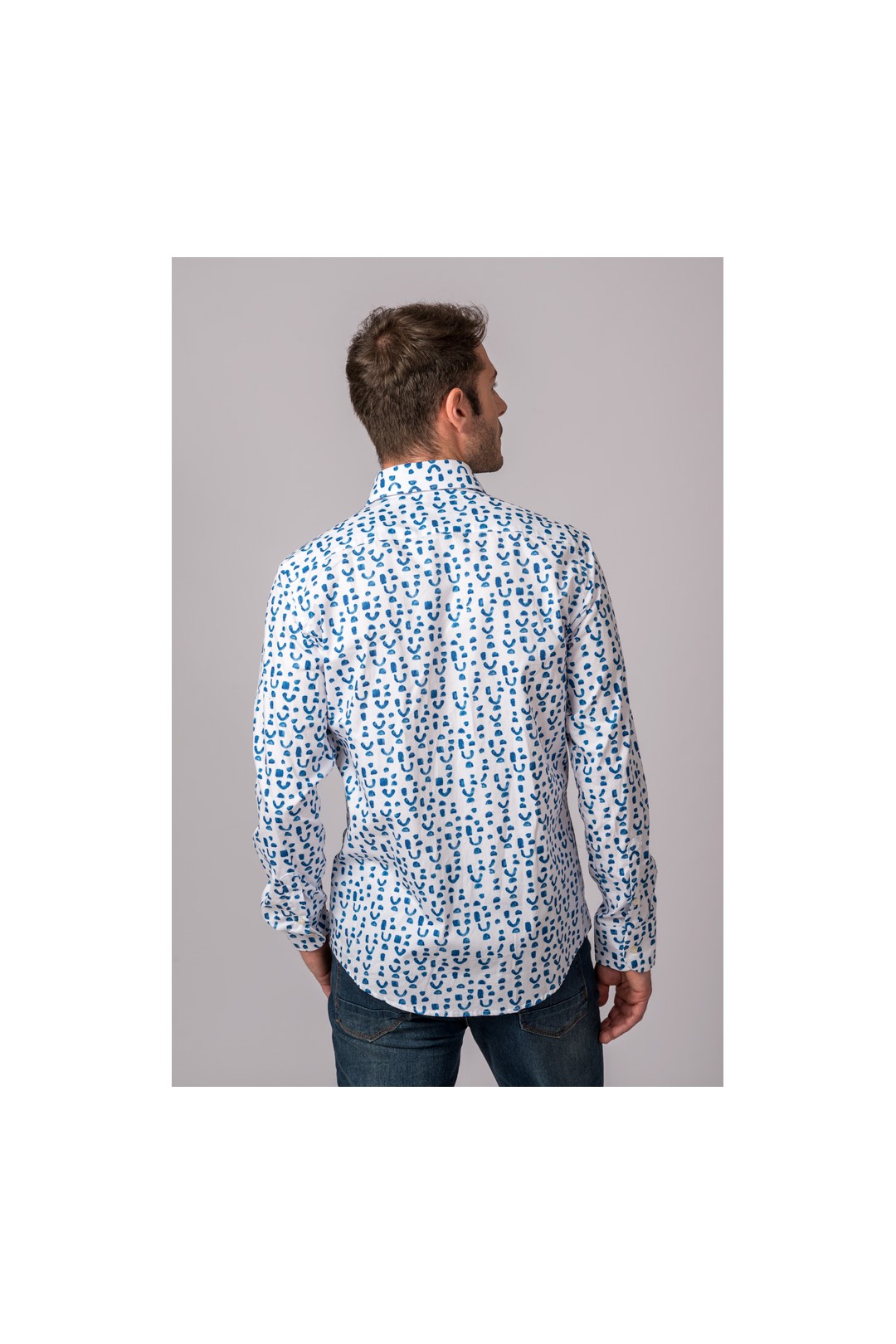 CAMISA ESTAMPADA AZUL Y BLANCA
