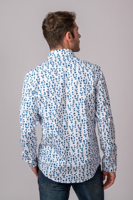 CAMISA ESTAMPADA AZUL Y BLANCA