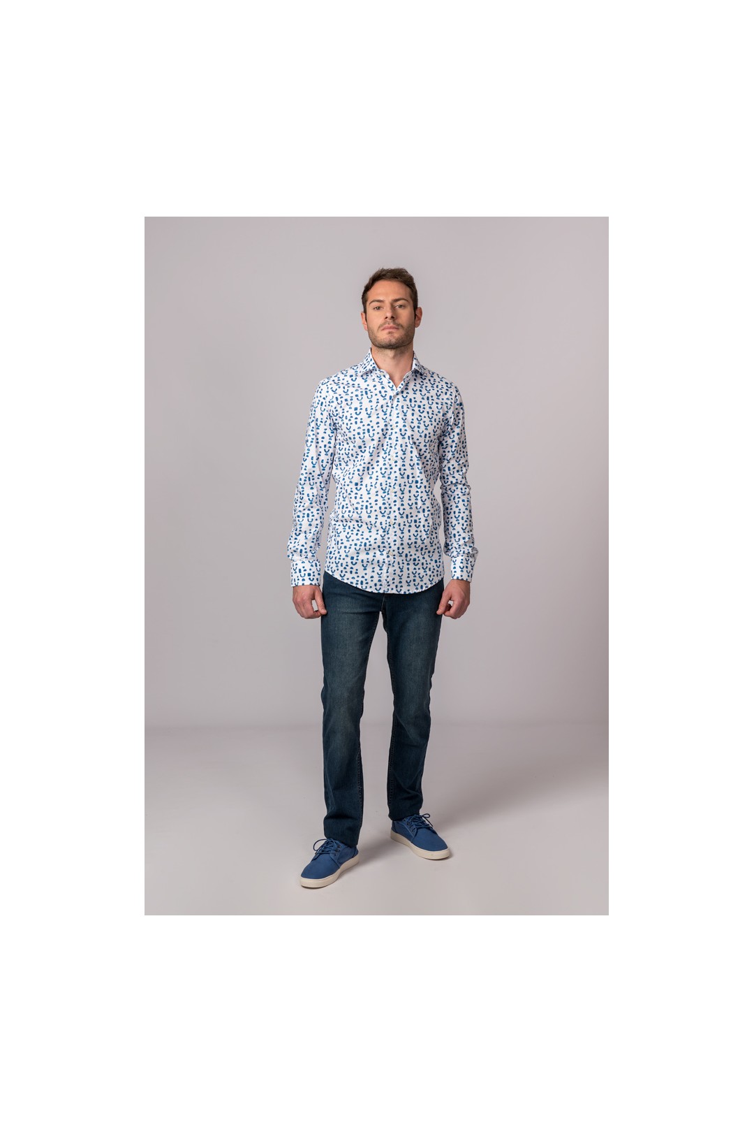 CAMISA ESTAMPADA AZUL Y BLANCA