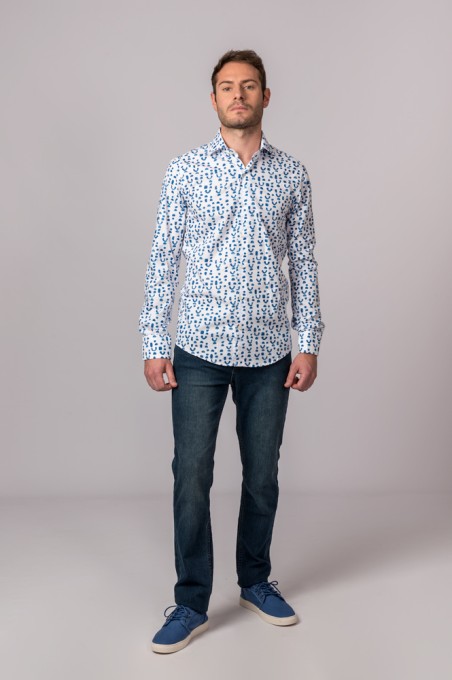 CAMISA ESTAMPADA AZUL Y BLANCA