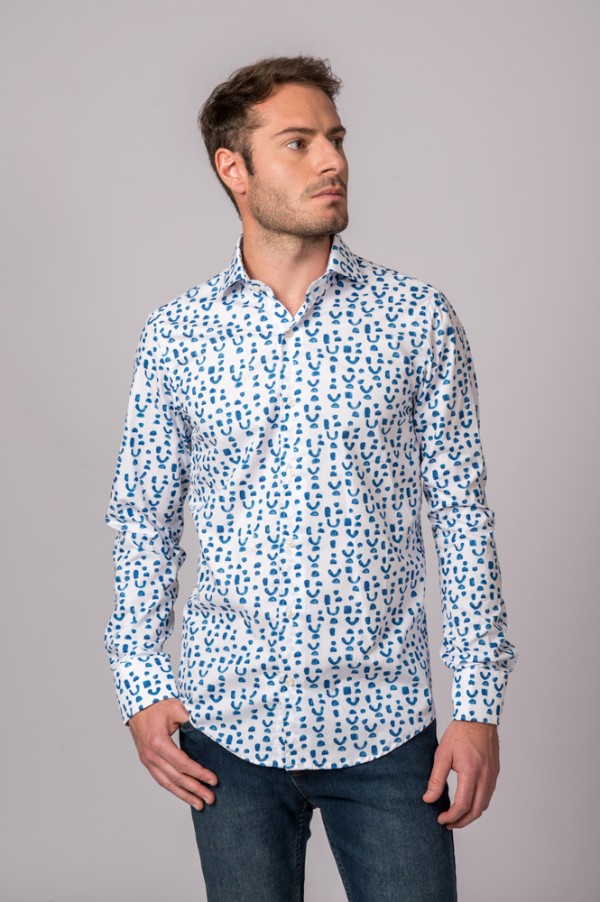 CAMISA ESTAMPADA AZUL Y BLANCA