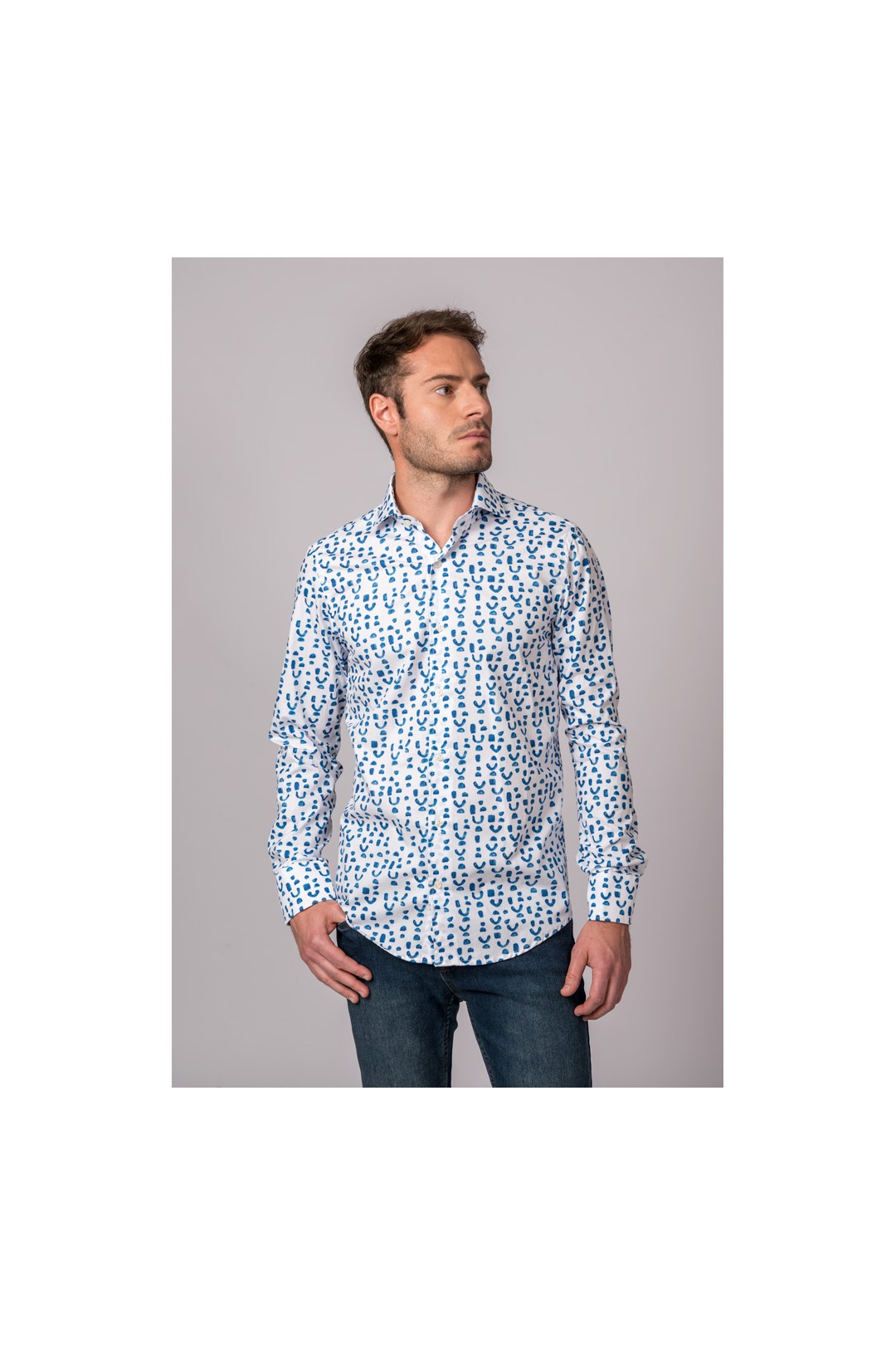 CAMISA ESTAMPADA AZUL Y BLANCA