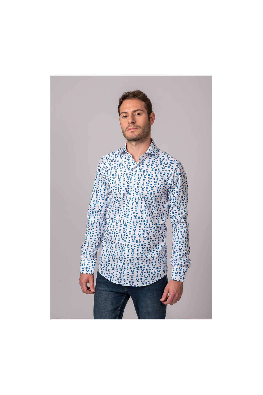 CAMISA ESTAMPADA AZUL Y BLANCA