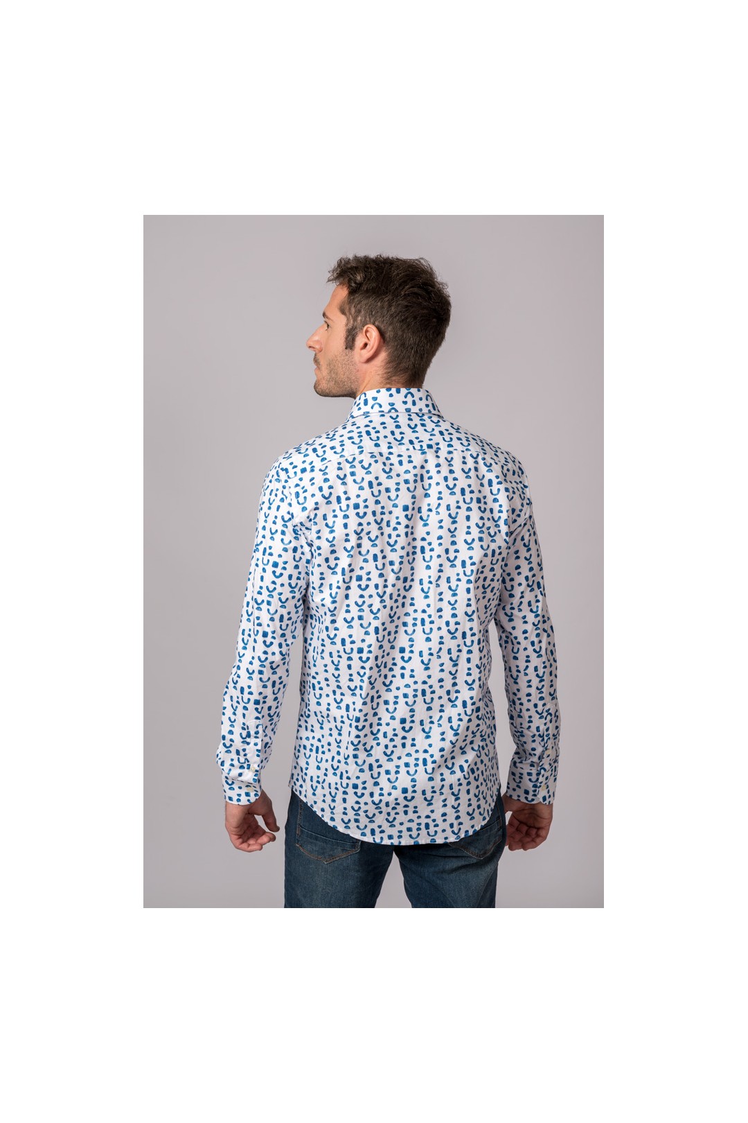 CAMISA ESTAMPADA AZUL Y BLANCA