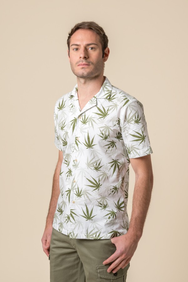 CAMISA ESTAMPADA HOJAS