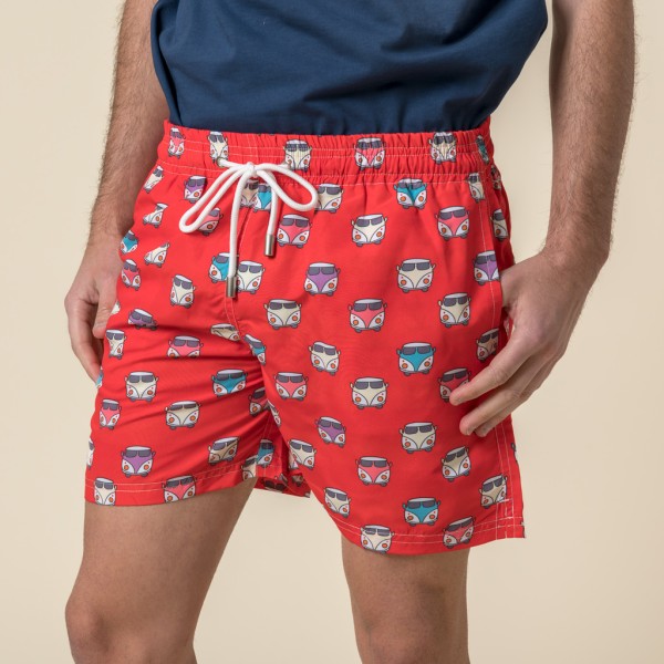 Bañador de hombre rojo con dibujos de caravanas.