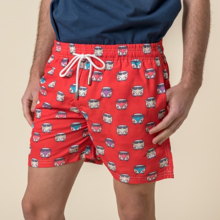 Bañador de hombre rojo con dibujos de caravanas.
