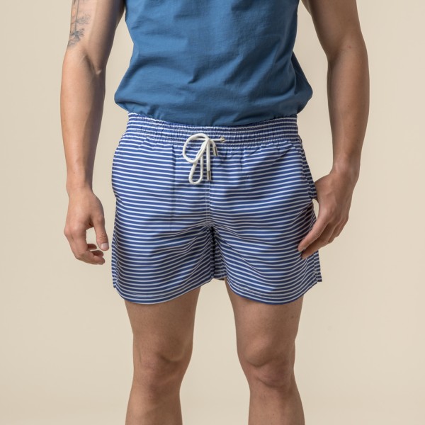 Bañador de hombre con rayas horizontales azul y blanco.