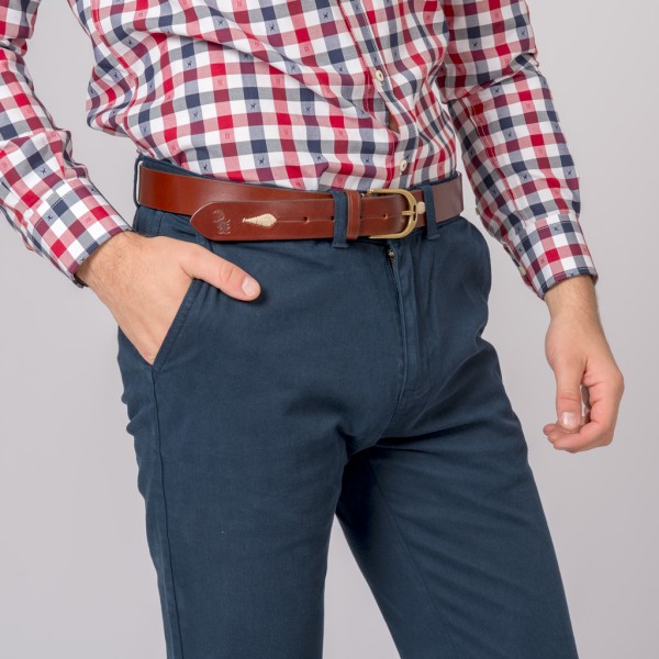 Pantalón para hombre estilo chino en color azul.