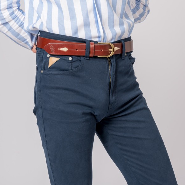 Pantalón para hombre con 5 bolsillos en azul marino.