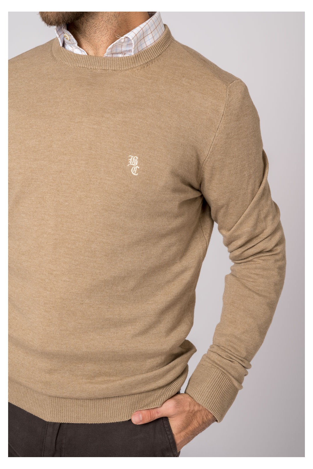 SUETER CUELLO REDONDO MARRÓN