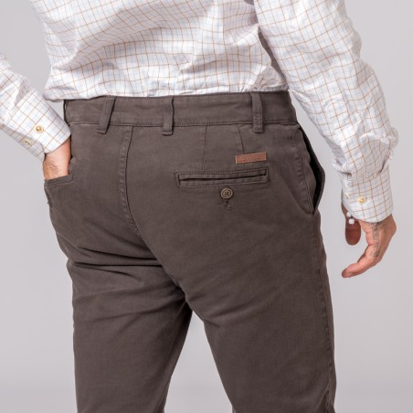 Pantalón para hombre en color marrón y estilo chino.