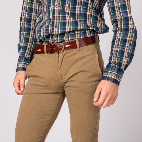 Pantalón para hombre chinos con detalles de bolsillo y cierre de botones.