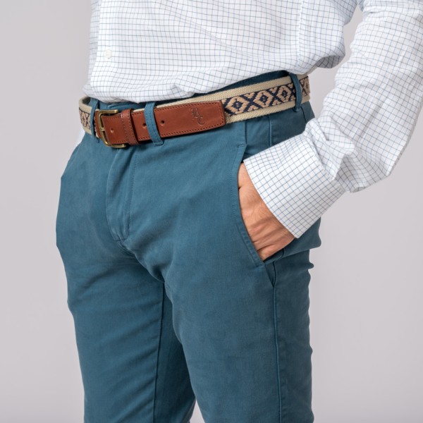 Pantalón para hombre en color azul estilo chino.