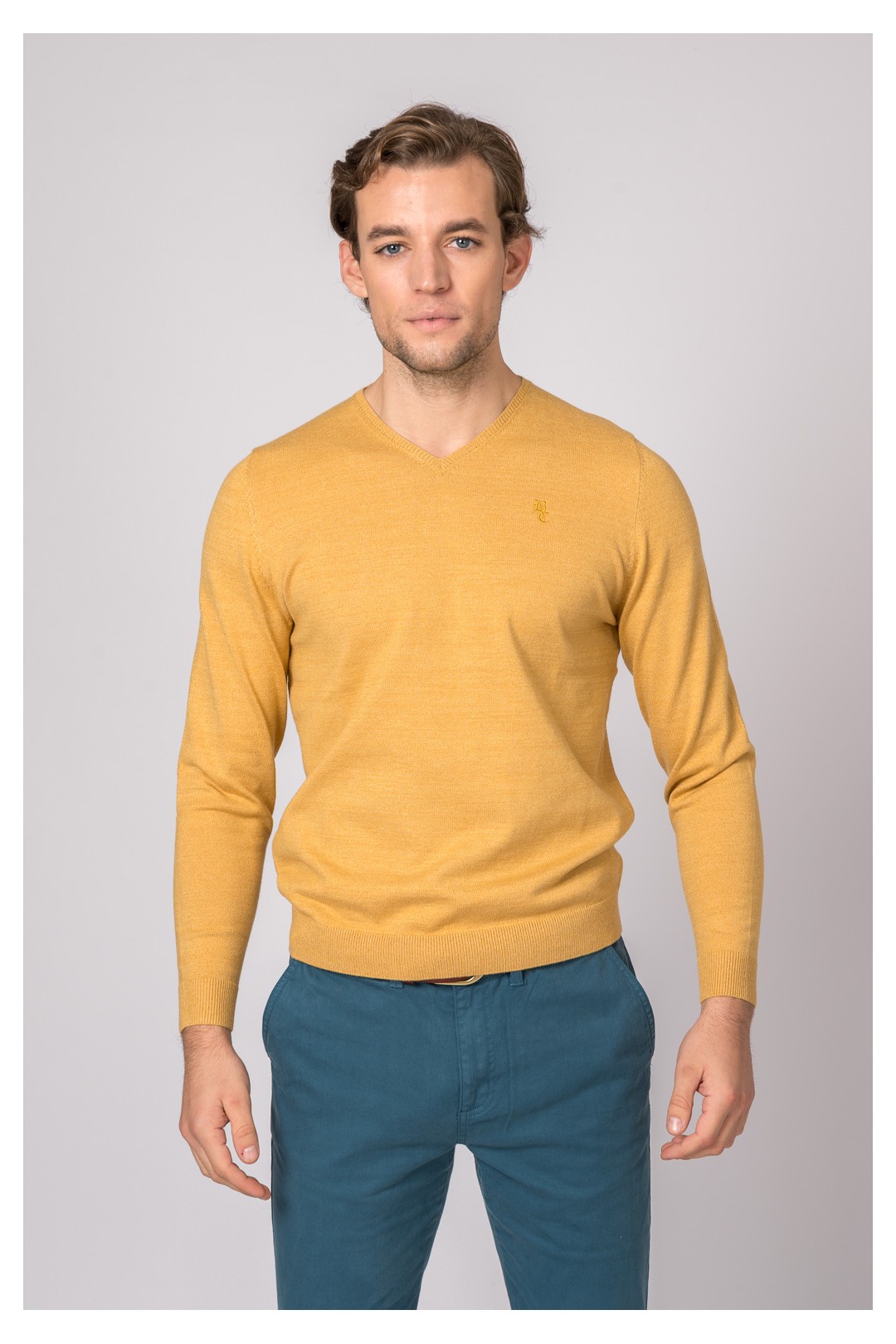 SUETER CUELLO PICO MOSTAZA