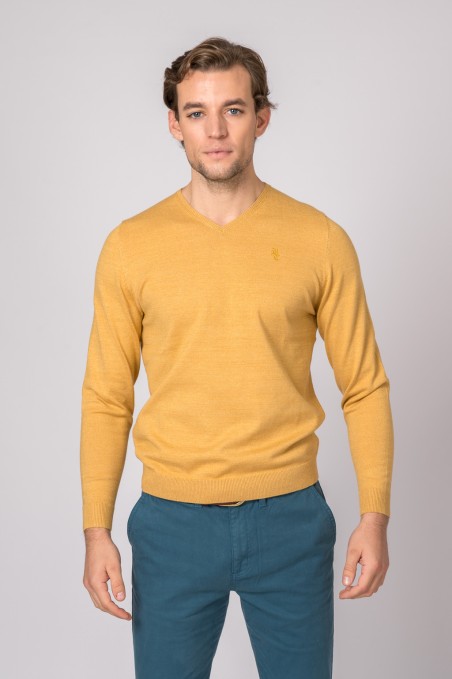 SUETER CUELLO PICO MOSTAZA