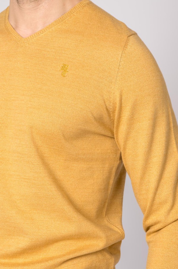 SUETER CUELLO PICO MOSTAZA 2