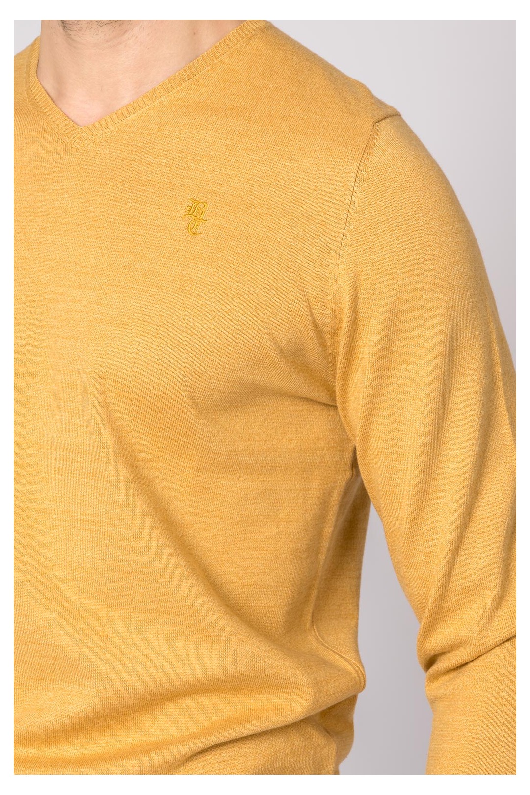 SUETER CUELLO PICO MOSTAZA