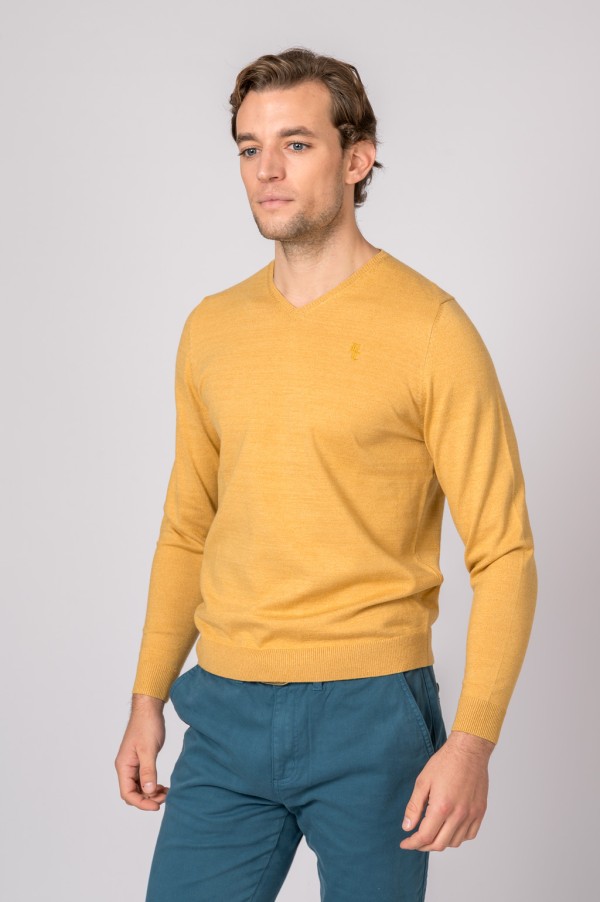 PULL-OVER MOUTARDE À COL EN V