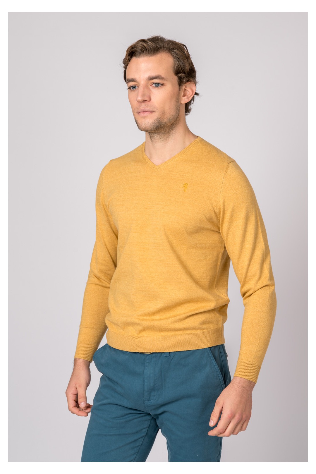 SUETER CUELLO PICO MOSTAZA