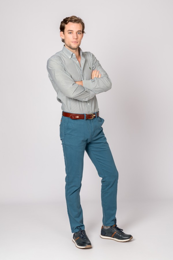 Pantalón para hombre estilo chino de color azul. 2