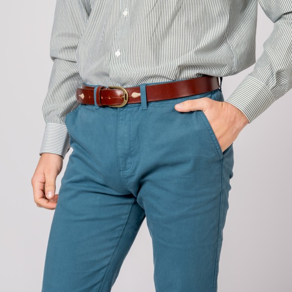 Pantalón para hombre estilo chino de color azul.