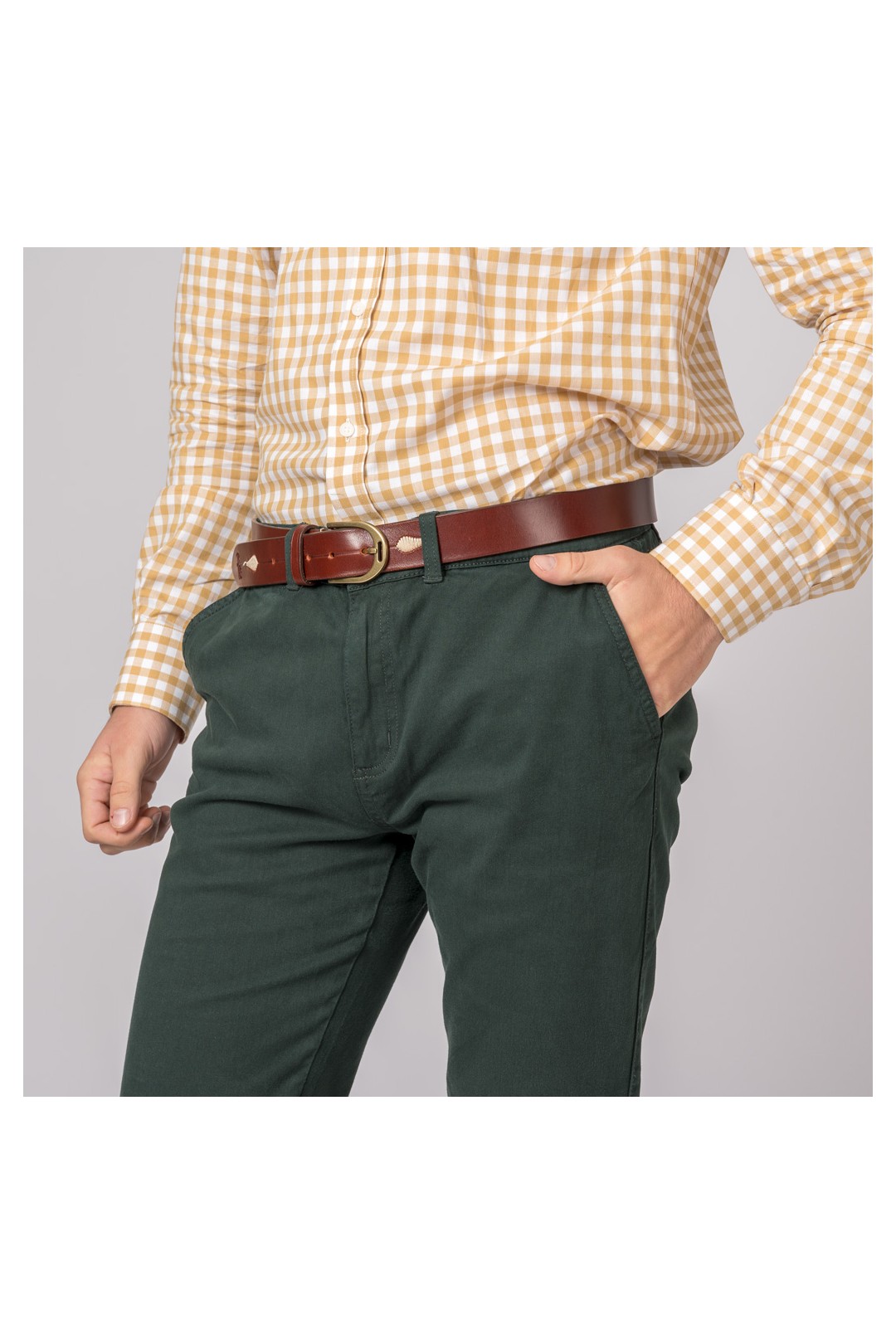 Pantalón para hombre estilo chino con corte clásico y bolsillos traseros y delanteros.