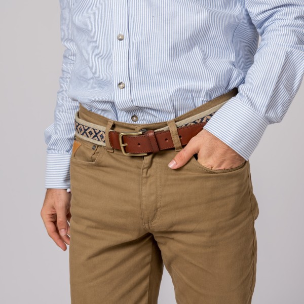 Pantalón para hombre de 5 bolsillos en color camel.
