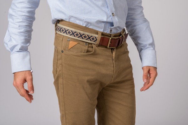 Pantalón para hombre de 5 bolsillos en color camel. 2