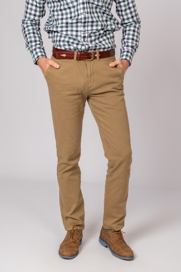 Pantalón para hombre estilo chino en color camel. 2