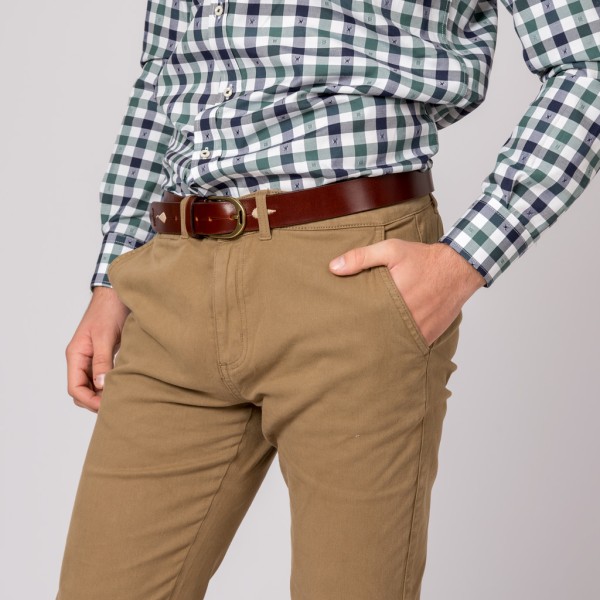 Pantalón para hombre estilo chino en color camel.