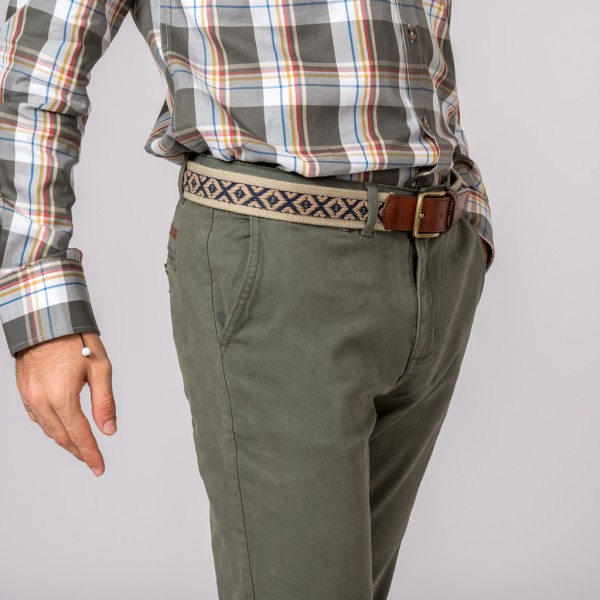 Pantalón para hombre de color verde en estilo chino.