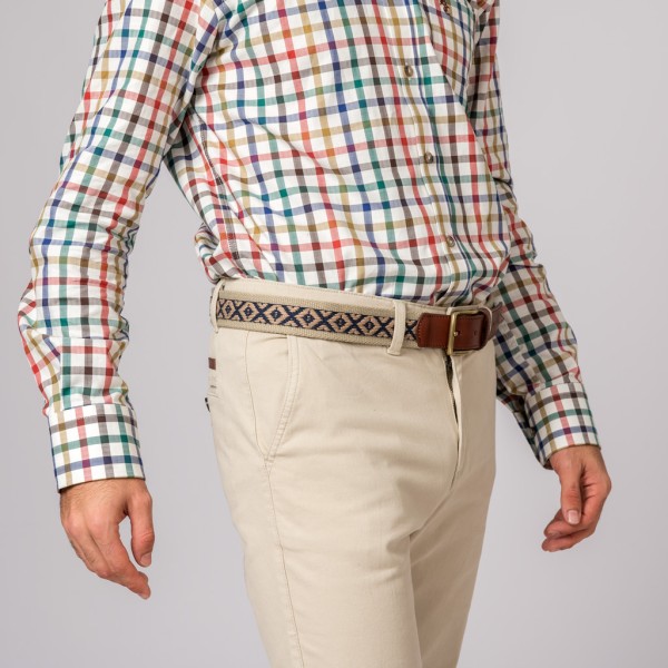 Pantalón para hombre estilo chino beige con bolsillos.