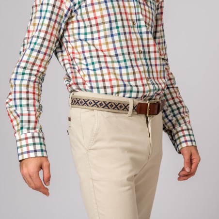 Pantalón para hombre estilo chino beige con bolsillos.