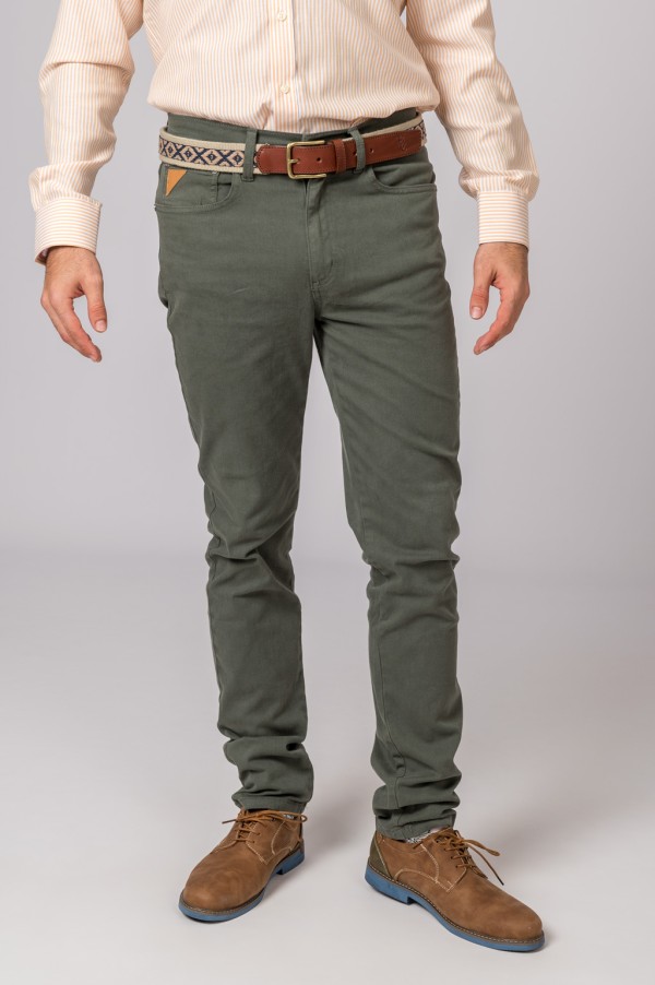 Pantalón para hombre de color verde con 5 bolsillos. 2