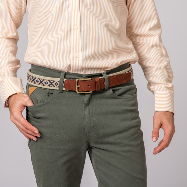 Pantalón para hombre de color verde con 5 bolsillos.