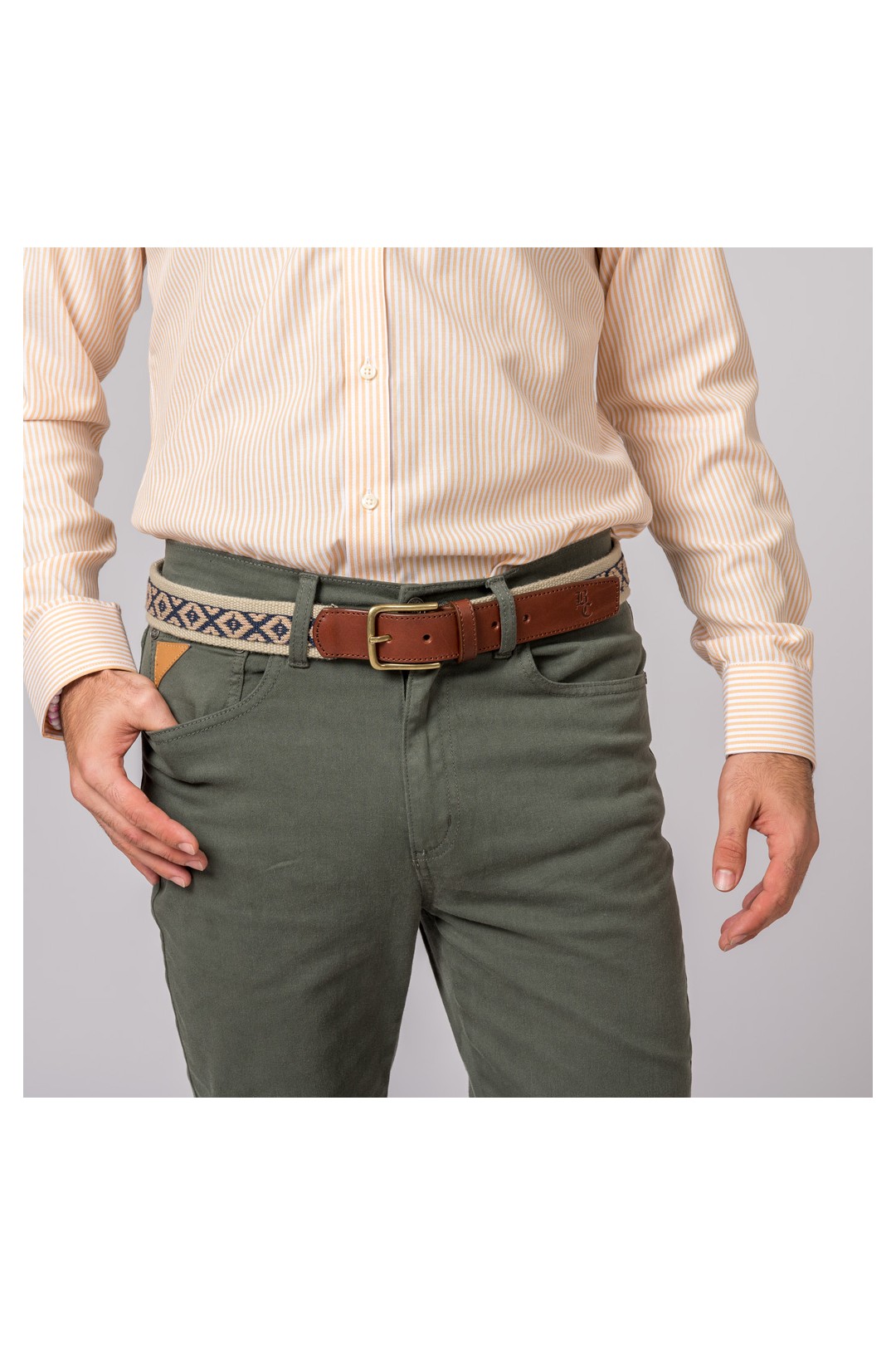 Pantalón para hombre de color verde con 5 bolsillos.